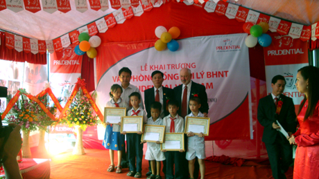 Công ty Bảo hiểm Prudential trao học bổng cho học sinh nghèo vượt khó của TP Hạ Long tại lễ khai trương Văn phòng Tổng đại lý bảo hiểm nhân thọ tại phường Cao Xanh (TP Hạ Long).