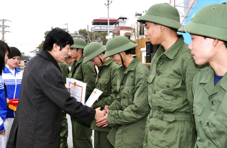 Lãng đạo TP Uông Bí tăng giấy khen cho các tân binh viết đơn tình nguyện nhập ngũ