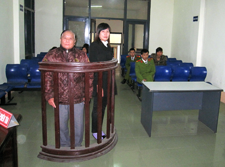 Hai bị cáo Nguyễn Thị Hạ, Bùi Tiến Hùng tại phiên toà xét xử sơ thẩm.