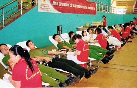 Mỗi cuộc hiến máu nhân đạo ở Uông Bí có nhiều đối tượng xã hội cùng tham gia. (Ảnh tư liệu)