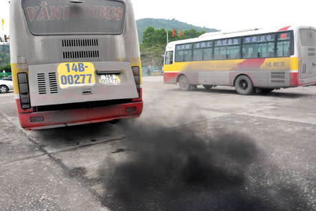 Hiện trên địa bàn tỉnh vẫn còn nhiều xe buýt kém chất lượng, song vẫn ngang nhiên hoạt động, xả ra môi trường lượng khí thải gây ô nhiễm không khí.