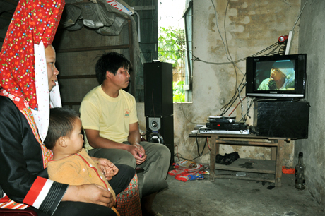 Niềm vui của gia đình anh Chíu Quốc Trung bên những thiết bị sinh hoạt dùng điện mới sắm.
