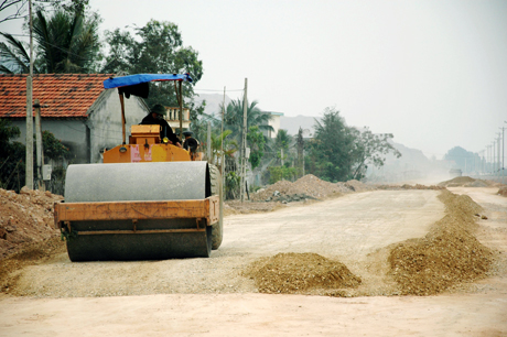 Tuyến đường cầu Chanh - Uông  Bí đang được khẩn trương thi công để kịp hoàn thành vào quý II-2012.