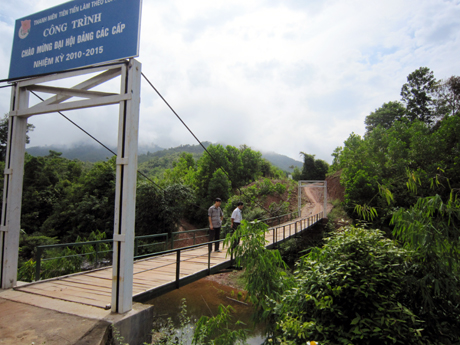 Cầu treo dân sinh vào thôn Tân Ốc (xã Đồng Sơn, Hoành Bồ) được xây dựng từ nguồn kinh phí hỗ trợ của các doanh nghiệp.