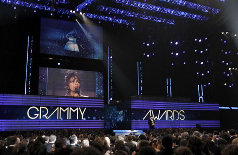 Hình ảnh Whitney Houston được chiếu trên màn hình trong lễ trao giải Grammy.