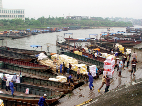 Lao động tự do bốc xếp hàng hóa tại khu vực cửa khẩu Ka Long.