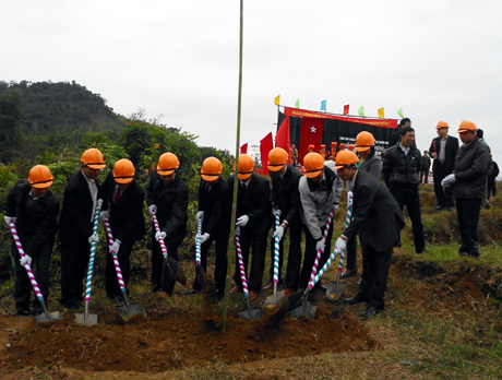 Đại diện các sở, lãnh đạo huyện và đơn vị thi công tham gia lễ khởi công xây dựng lưới điện nông thôn-giai đoạn II tại xã Đạp Thanh huyện Ba Chẽ.