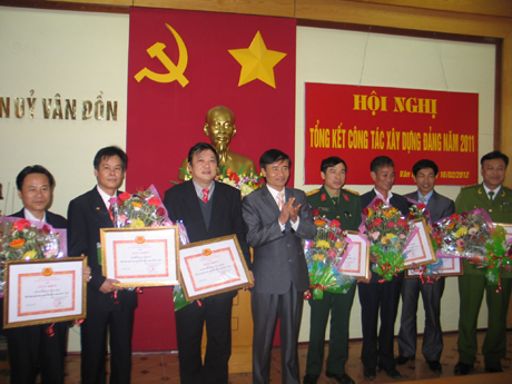 Đồng chí Đoàn Văn Chỉnh, Bí thư huyện ủy Vân Đồn trao bằng khen cho các chi, đảng bộ trong sạch vững mạnh tiêu biểu 