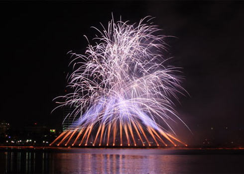 Trình diễn pháo hoa trên sông Hàn. Ảnh: Hoàn Vũ.