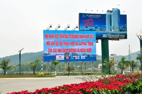 Đường Hoàng Quốc Việt, phường Hùng Thắng dẫn vào khu di lịch Bãi Cháy được lắp đặt pa nô lớn chào