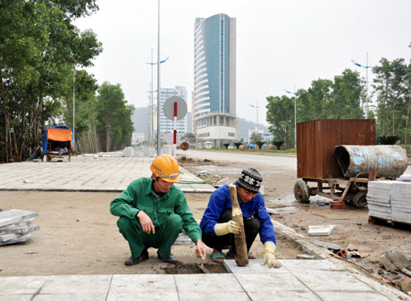 Dự án vỉa hè và điện chiếu sáng đường Hoàng Quốc Việt đang được nhà thầu lát đá phần vỉa hè.