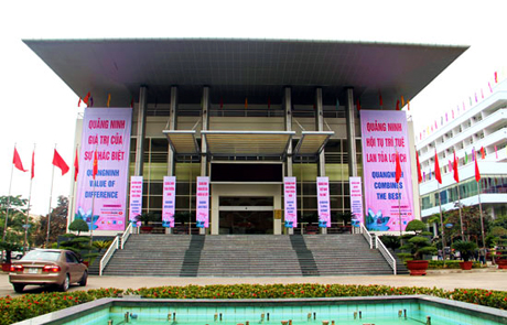 Trung tâm tổ chức hội nghị tỉnh nơi diễn ra các hoạt động chính đã được trang trí nhiều băng rôn cờ phướn.