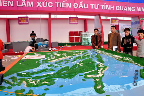 Khu triển lãm thông tin về tỉnh Quảng Ninh đặt cạnh Trung tâm tổ chức hội nghị tỉnh.