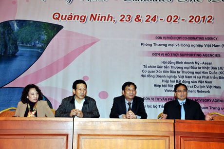 Đồng chí Pham Minh Chính, Bí thư Tỉnh ủy và các đồng chí lãnh đạo tỉnh tới dự lễ tổng duyệt.