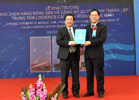Đồng chí Đỗ Thông, Phó Chủ tịch Thường trực UBND tỉnh trao Quyết định đầu tư cho đại diện lãnh đạo VOSA Quảng Ninh.