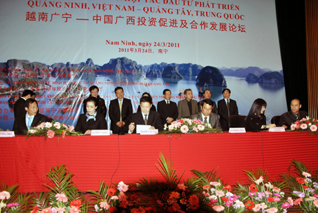 Các doanh nghiệp Quảng Ninh (Việt Nam) và Quảng Tây (Trung Quốc) ký bản ghi nhớ hợp tác đầu tư trong chuyến xúc tiến đầu tư của tỉnh tại Trung Quốc tháng 3-2011. Ảnh: PV