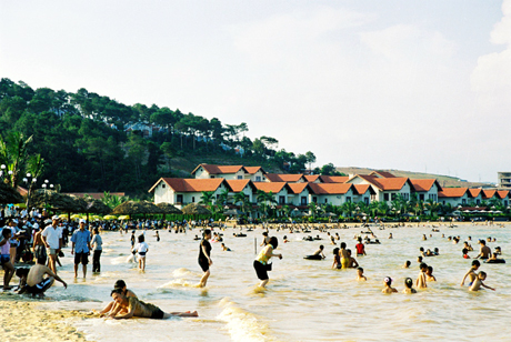 Nhiều nhà đầu tư trong và ngoài nước đã chọn Quảng Ninh để đầu tư các khu du lịch - nghỉ dưỡng đẹp, hiện đại và tiện nghi cho du khách. Trong đó, Khu du lịch Tuần Châu đã trở thành một điểm đến đầy hấp dẫn của những du khách yêu biển.