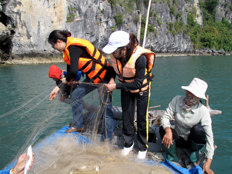 Đặc biệt, đến với biển đảo Quảng Ninh, du khách còn được khám phá văn hoá làng chài và thử làm ngư dân...