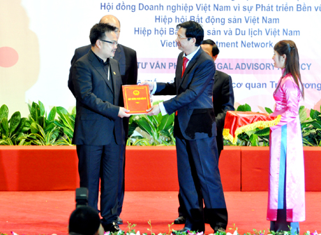 Chủ tịch UBND tỉnh Nguyễn Văn Đọc trao giấy phép đầu tư Dự án khu biệt thự Lam Ngọc cho Tập đoàn Tuần Châu.