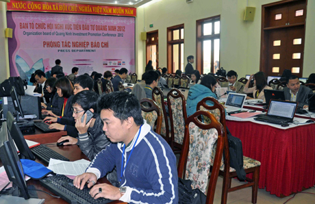 Hoạt động tác nghiệp của các phóng viên tham dự Hội nghị xúc tiến đầu tư của Quảng Ninh tại Phòng Tác nghiệp Báo chí.