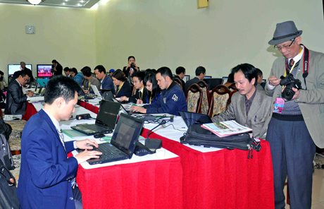 Hoạt động tác nghiệp của các phóng viên tham dự Hội nghị xúc tiến đầu tư của Quảng Ninh tại Phòng Tác nghiệp Báo chí.