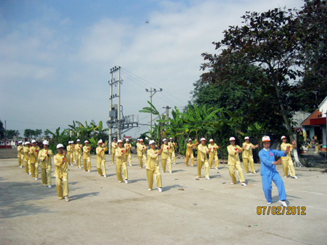 Đồng diễn thể dục dưỡng sinh trong hội xuân 2012 ở Hà Nam (thị xã Quảng Yên).