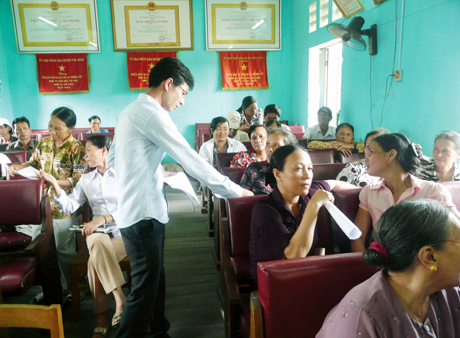 Một buổi trợ giúp pháp lý lưu động ở phường Phong Cốc (TX Quảng Yên).