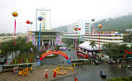 Quang cảnh Trung tâm Tổ chức hội nghị tỉnh nơi diễn ra Hội nghị xúc tiến đầu tư Quảng Ninh 2012 được trang hoàng lộng lẫy. Ảnh: Đỗ Giang