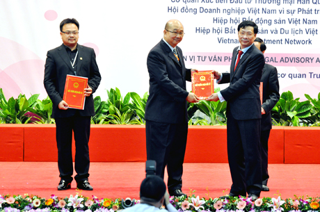 Chủ tịch UBND tỉnh Nguyễn Văn Đọc trao giấy chứng nhận đầu tư cho nhà đầu tư nước ngoài tại Hội nghị.