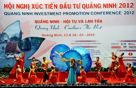 Tiết mục văn nghệ với bài hát Quê em của nhạc sĩ Đỗ Hoà An do ca sĩ Quỳnh Hương trình bày cho phần mở đầu của chương trình Hội nghị.
