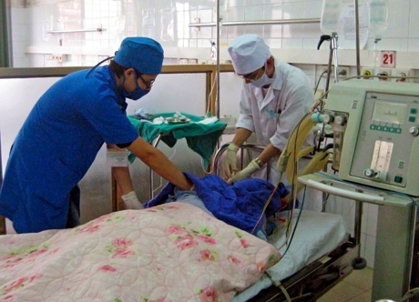 Cấp cứu bệnh nhân tại Khoa hồi sức cấp cứu, thận nhân tạo của Bệnh viện Đa khoa tỉnh.