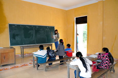 Cô giáo Bàn Thị Nhung và bảy học sinh ở bốn khối lớp.