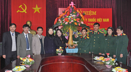 Đồng chí Vũ Thị Thu Thuỷ, Phó Chủ tịch UBND tỉnh tặng hoa chúc mừng Trung tâm Quân Y thuộc Bộ Chỉ huy Quân sự tỉnh.