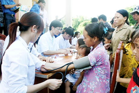 Các y, bác sỹ trẻ tình nguyện huyện Đầm Hà khám bệnh, phát thuốc nhân đạo cho người dân trên địa bàn.