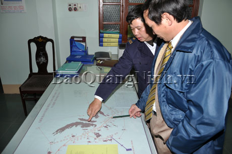 Ban lãnh đạo Cảng vụ Quảng Ninh theo dõi hành trình của tàu Hoàng Vũ 01 qua sơ đồ vùng nước khu vực Cẩm Phả