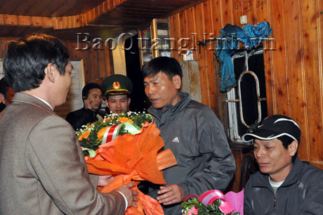 lãnh đạo Cảng vụ Quảng Ninh tặng hoa chúc mừng các thủy thủ.