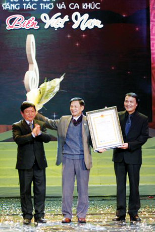 Nhà thơ Trịnh Công Lộc (đứng giữa) cùng nhạc sỹ Vũ Thiết (bên phải) và nhạc sỹ Đỗ Hồng Quân (bên trái) trong lễ trao giải cuộc thi “Đây biển Việt Nam” diễn ra tối 19-2-2012 tại Cung văn hóa Hữu nghị Hà Nội.