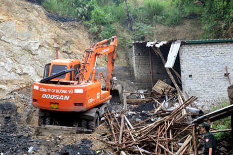 Lực lượng chức năng triệt phá lò than trái phép ở phường Hà Khánh (TP Hạ Long).