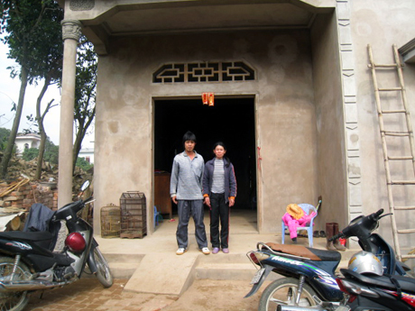 Nhờ thực hiện tốt chính sách dân số, gia đình chị Tô Thị Thắm, thôn Nà Pạt II (Tình Húc, Bình Liêu) có điều kiện tích luỹ giúp bố mẹ xây ngôi nhà mới.
