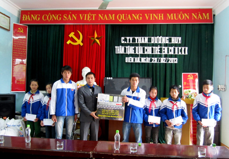 Đoàn TNCS Hồ CHí Minh Cong ty than Dương Huy tặng quà cho trẻ em nghèo tại Điền Xá
