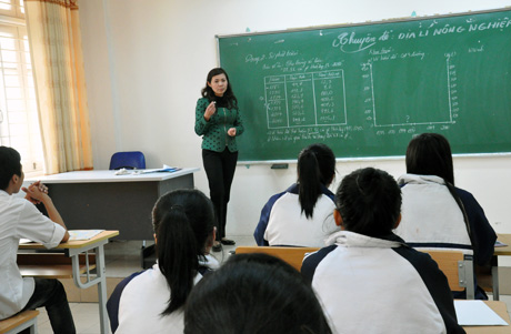 Cô giáo Bùi Thị Hải Yến hướng dẫn học sinh phân tích số liệu trong giờ địa lý.