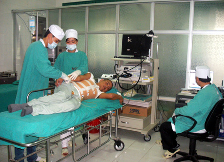 Bác sĩ Bệnh viện Đa khoa khu vực Bãi Cháy thực hiện thủ thuật mổ nội soi cột sống.