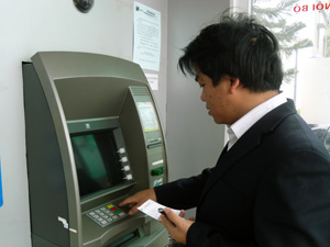 Khách hàng sử dụng dịch vụ ATM rút tiền.