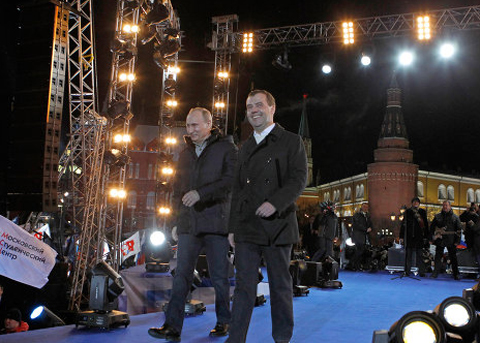 Thủ tướng Putin và Tổng thống Medvedev cùng xuất hiện trên sân khấu của cuộc mít minh chào mừng chiến thắng của Putin. Ảnh: RIA