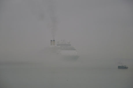 Sương mù dày đặc gây ảnh hưởng đi lại của tàu, thuyền 