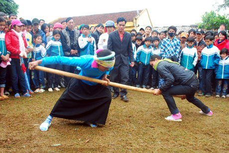 Lễ hội các dân tộc Sán Chỉ hàng năm ở xã Đại Thành (huyện Tiên Yên) thường phải mượn sân Trường THCS Đại Thành để tổ chức.