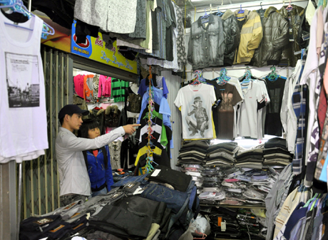 Cửa hàng thời trang NEM ở đường Lê Thánh Tông (TP Hạ Long) đang trong thời kỳ giảm giá để khuyến mại.