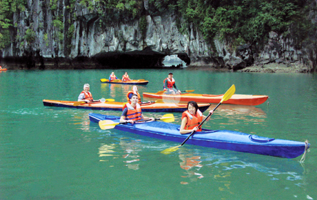 Du khách quốc tế chèo kayak khám phá Hang Luồn.