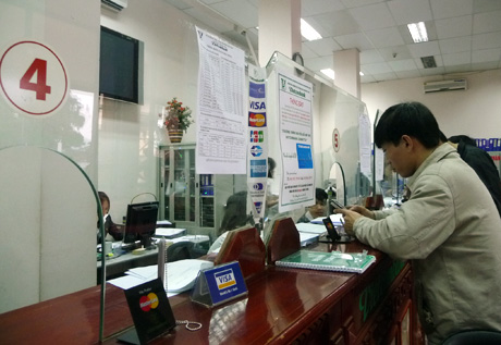 Gửi tiền tiết kiệm vẫn được rất nhiều khách hàng quan tâm. (Ảnh chụp tại Ngân hàng Vietcombank Chi nhánh Quảng Ninh).