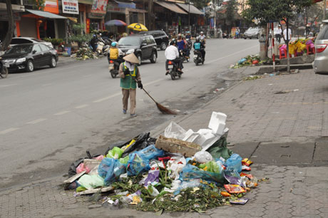 Công nhân Công ty MTĐT thành phố cũng chỉ biết thu gom rác thành từng đống bên đường mà không có nơi chuyển đi.